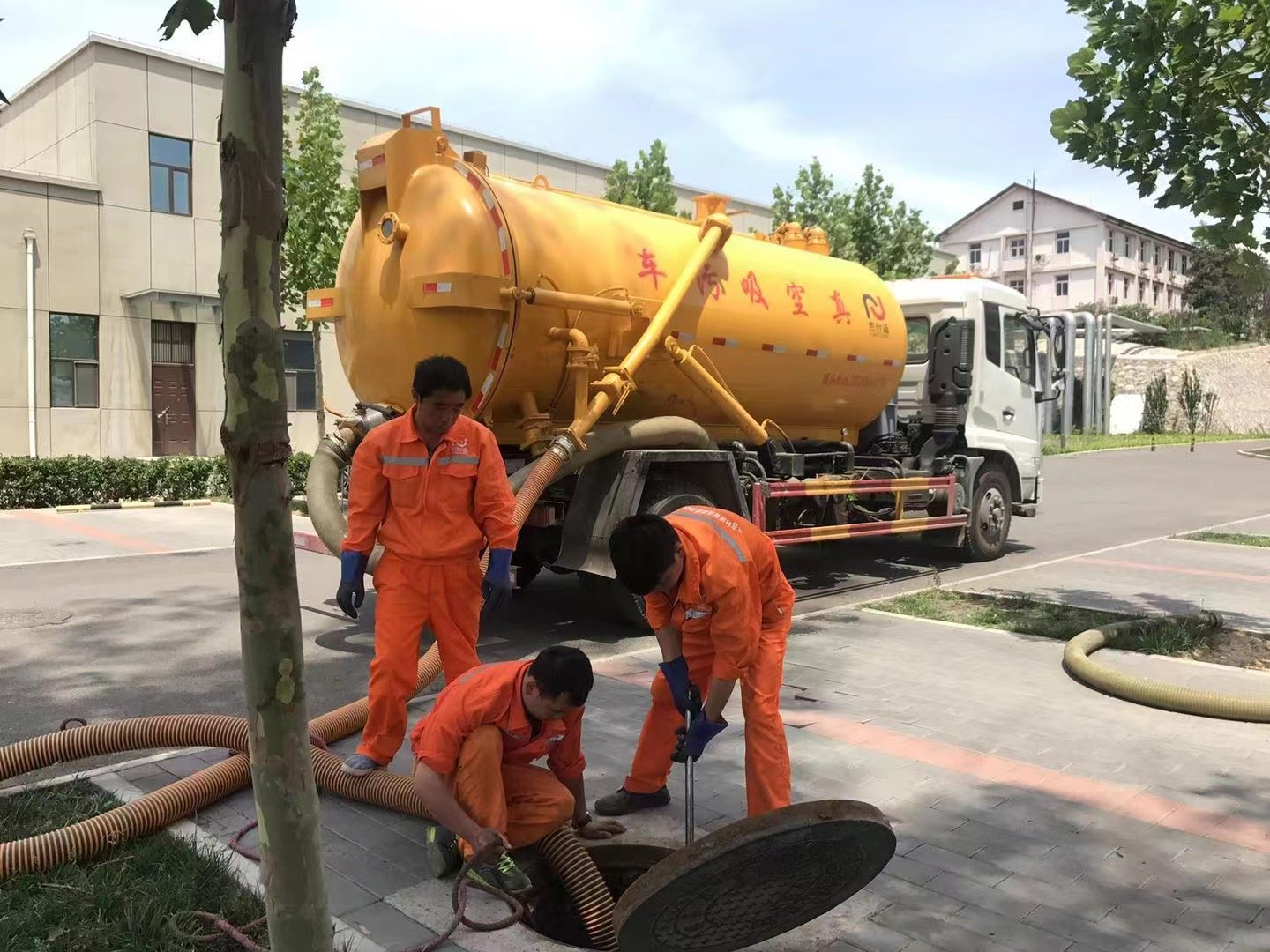 会文镇管道疏通车停在窨井附近